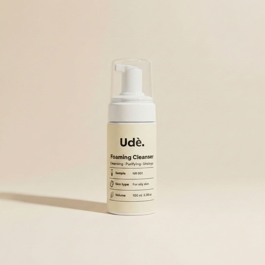 foaming cleanser in strakke verpakking, schuimende gezichtsreiniger voor een vette huid 