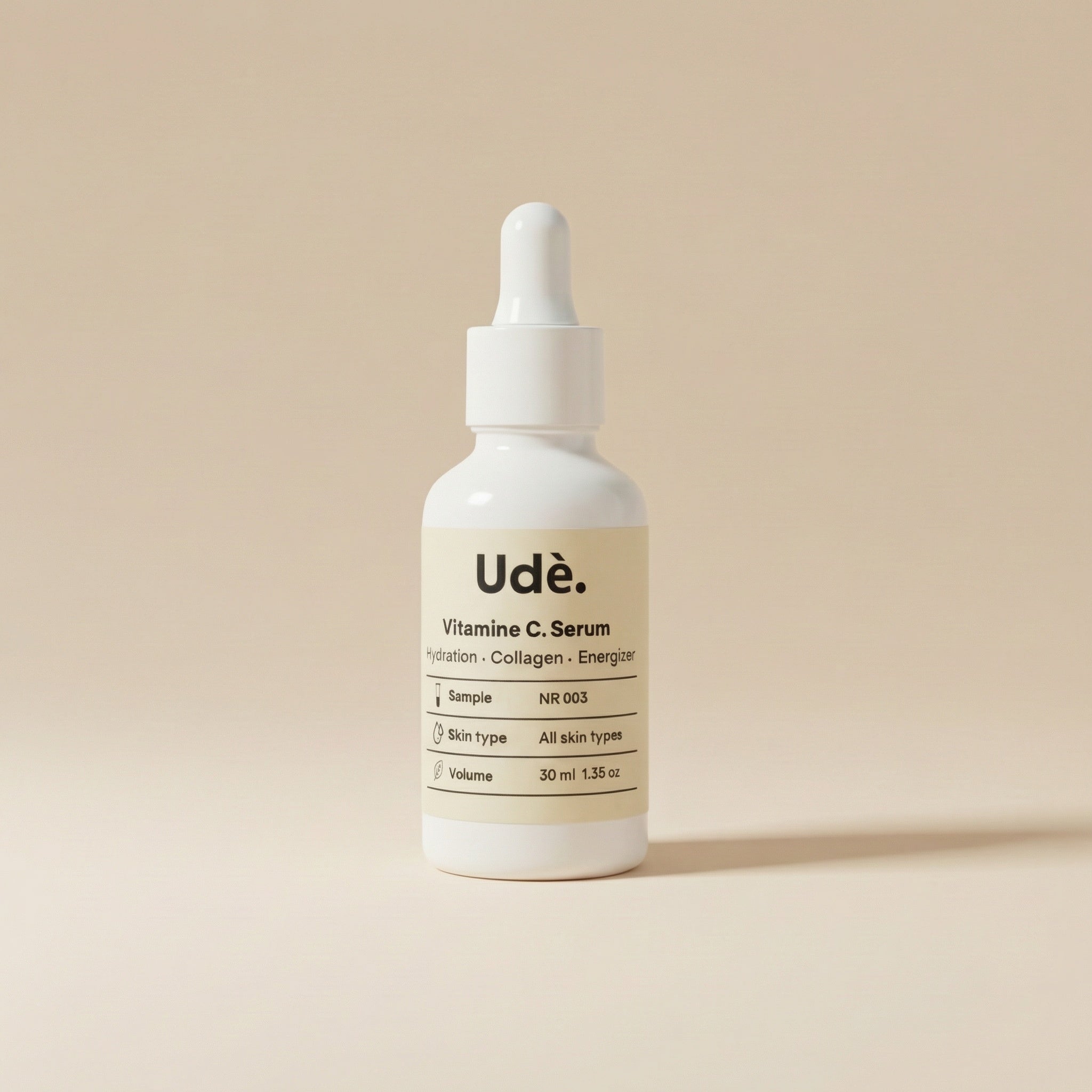 vitamine c serum in glazen flesje, verhelderend gezichtsserum voor een stralende huid