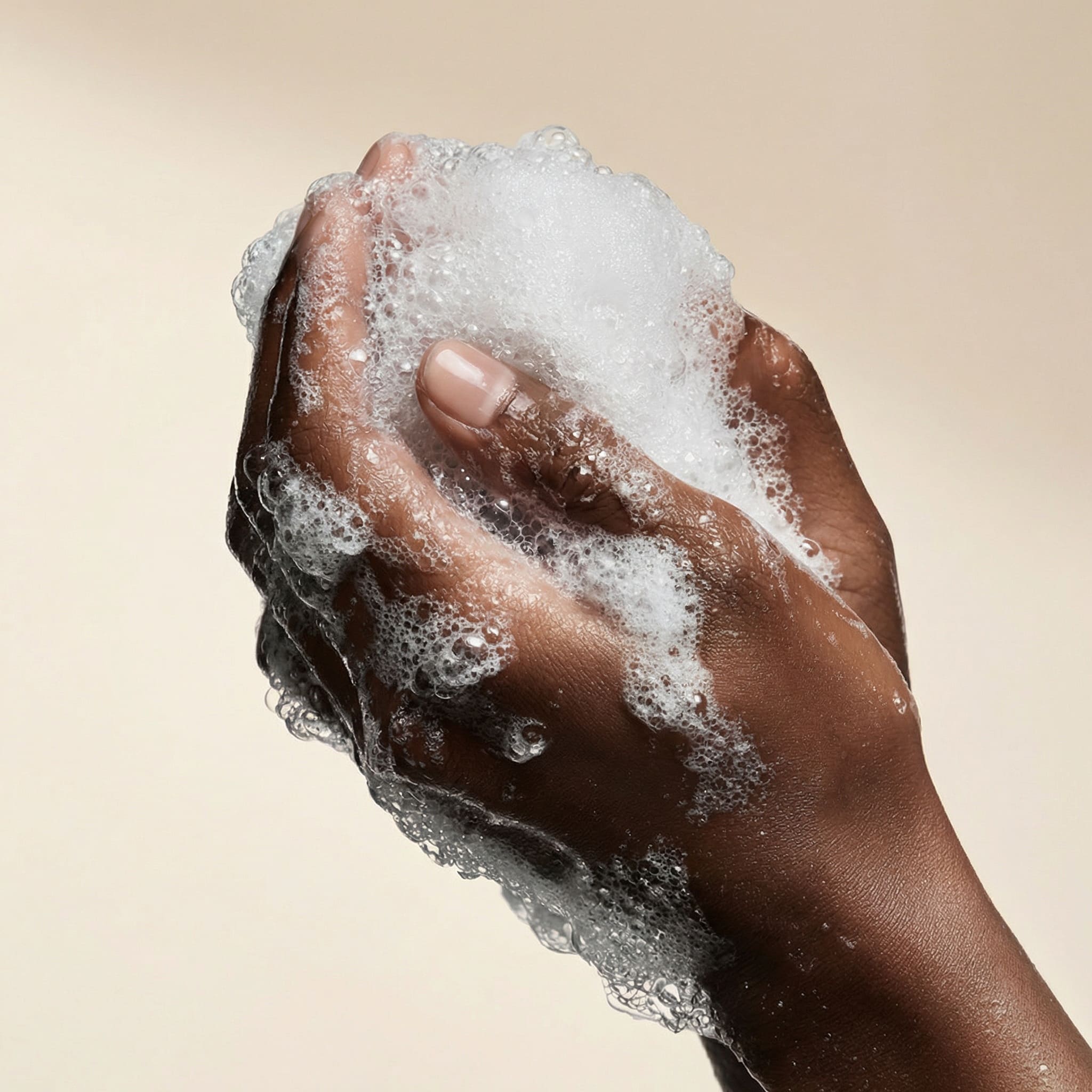 Schuim van foaming cleanser in handen voor het reinigen van de huid