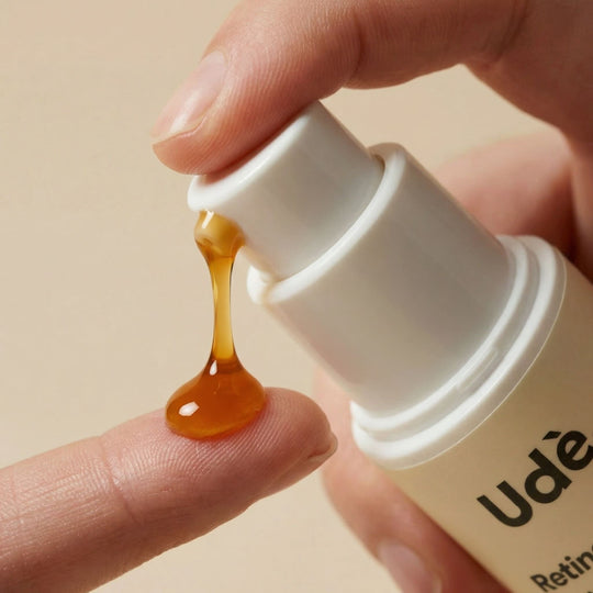 Close up aanbrengen retinol serum voor fijne lijntjes